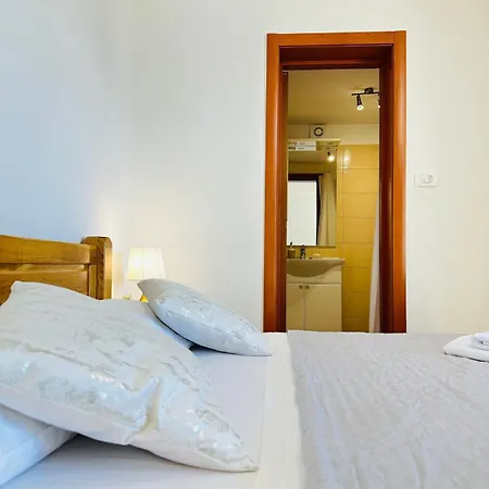 Vakantiehuis Eden House With Private Pool And Vineyard Kaštela
